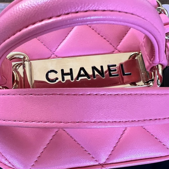 Beautiful pink Chanel vanity bag - Picture 5 of 16